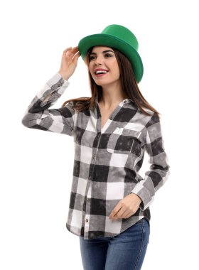 Beyaz zemin üzerine yeşil şapkalı güzel ve genç birbayan. Aziz Patrick günü kutlama