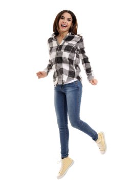 Beyaz arka planda zıplayan genç bir kadın.