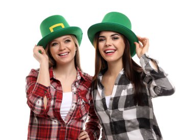 Beyaz zemin üzerine yeşil şapka güzel genç kadın. Aziz Patrick günü kutlama