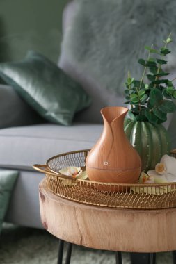 Odadaki masada aroma yağı ayırıcı var.