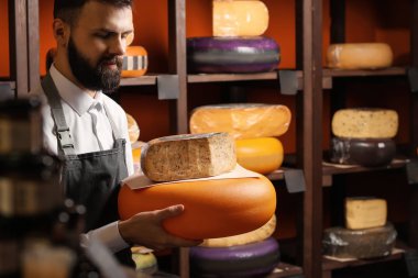 Erkek satıcı mağaza lezzetli peynir ile