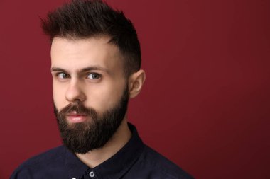 Renk arka plan üzerinde yakışıklı genç adam portresi