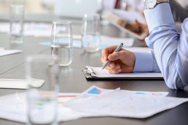 Office toplantıda genç işadamı