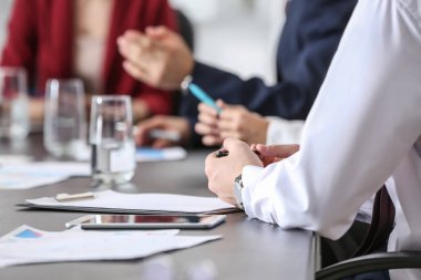 Office toplantıda genç işadamı