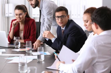 Gençler iş toplantısı ofiste