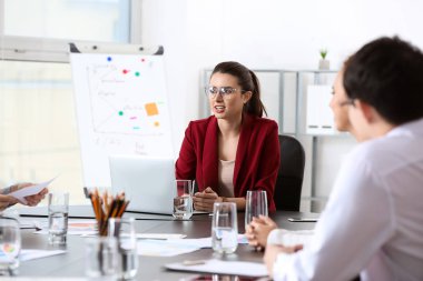 Gençler iş toplantısı ofiste