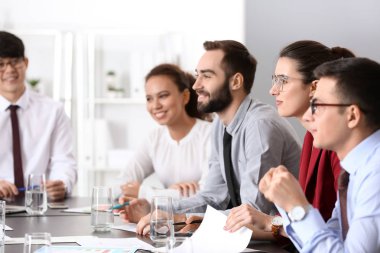 Gençler iş toplantısı ofiste