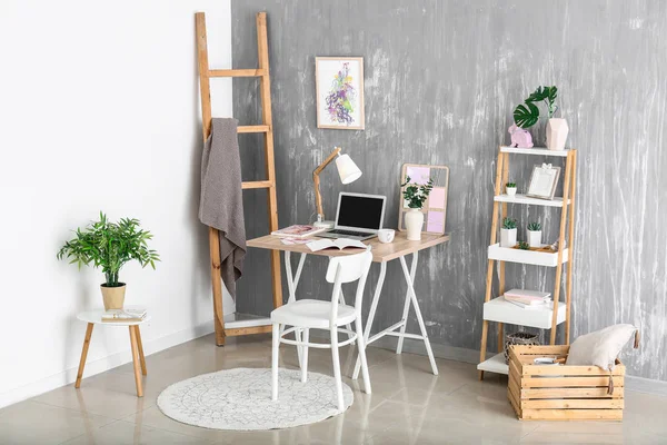 Intérieur de la chambre avec un lieu de travail confortable — Photo