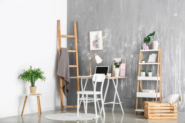 Intérieur de la chambre avec un lieu de travail confortable — Photo