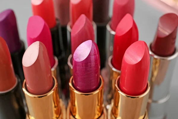 Conjunto de diferentes lápices labiales, primer plano — Foto de Stock