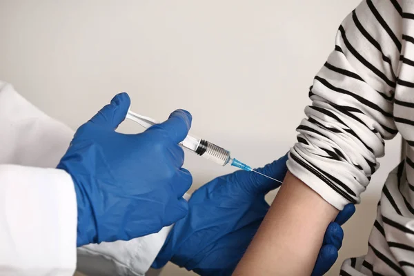Dokter memvaksinasi anak terhadap flu di klinik — Stok Foto