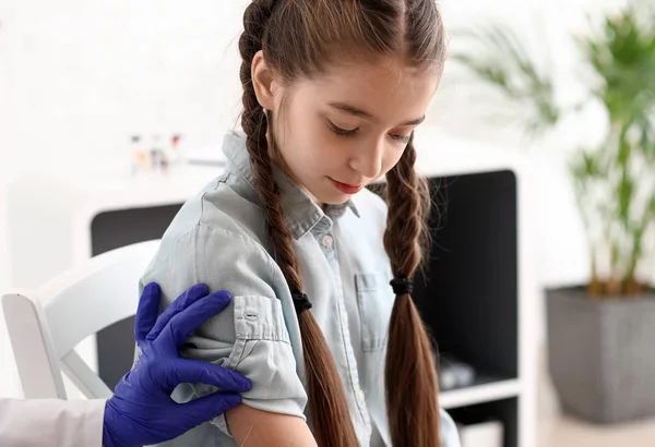 Lekarz dziecka szczepienia przeciw grypie w klinice — Zdjęcie stockowe
