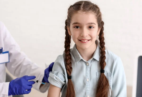 Doctor vaccinating child against flu in clinic — Stock Photo, Image