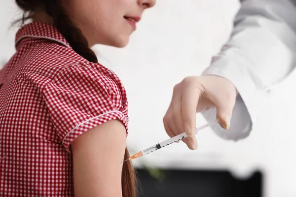 Doktor dává diabetické dívka injekce inzulinu — Stock fotografie