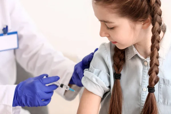 Médico vacunando a un niño contra la gripe en la clínica —  Fotos de Stock