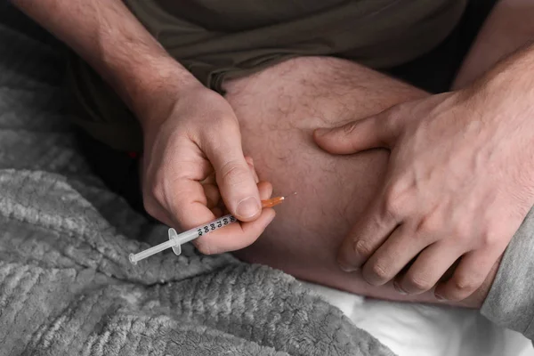 Diabetická muž dává injekce insulinu doma, closeup — Stock fotografie