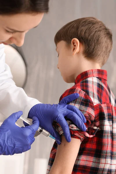 Médecin vaccinant l'enfant contre la grippe en clinique — Photo