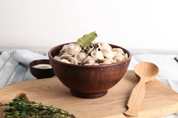 Bowl with tasty dumplings on table — Stock Photo, Image