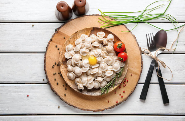 Тарелка с вкусными пельменями на столе
