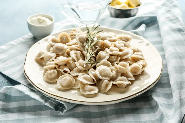 Plaat met lekkere balletjes op tafel — Stockfoto