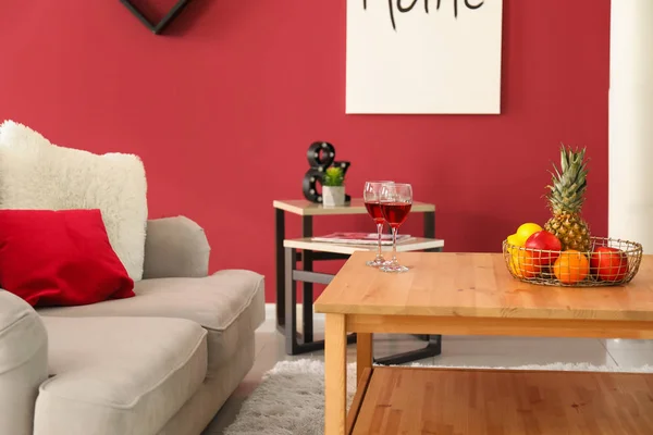 Stijlvolle interieur van woonkamer met houten tafel en zachte couch — Stockfoto