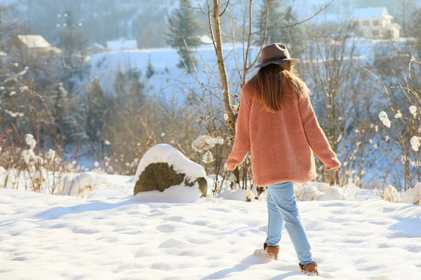 Vacker kvinna på snowy mountain resort — Stockfoto