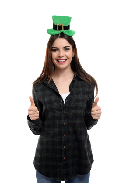 Mulher bonita com chapéu verde mostrando gesto de polegar para cima contra fundo branco. Celebração do Dia de São Patrício — Fotografia de Stock