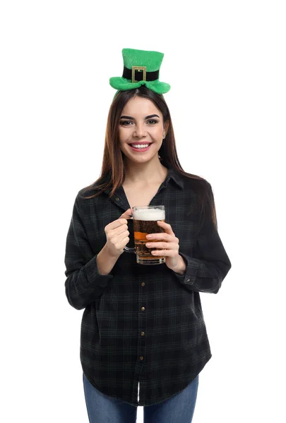 Mulher bonita com chapéu verde e caneca de cerveja no fundo branco. Celebração do Dia de São Patrício — Fotografia de Stock