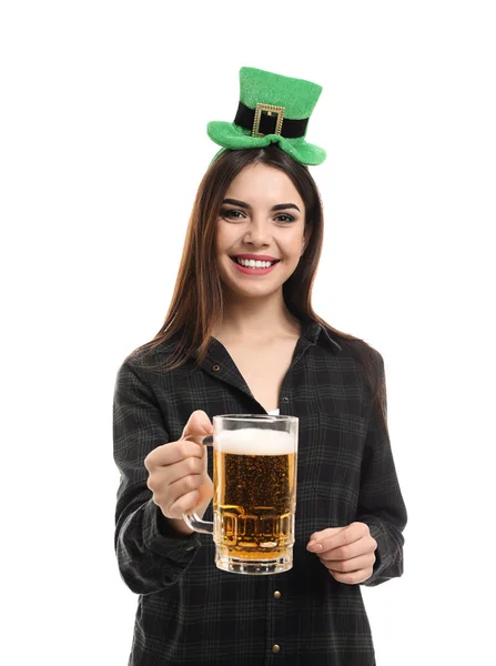 Belle jeune femme avec chapeau vert et tasse de bière sur fond blanc. Célébration de la Saint Patrick — Photo