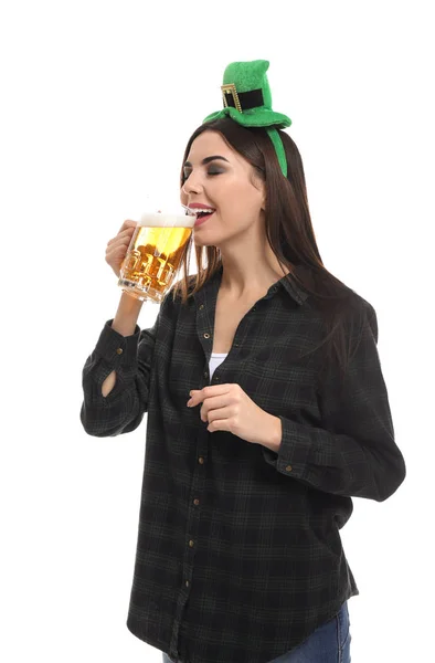 Mooie jonge vrouw met groene hoed bier drinken op witte achtergrond. St. Patrick's Day viering — Stockfoto