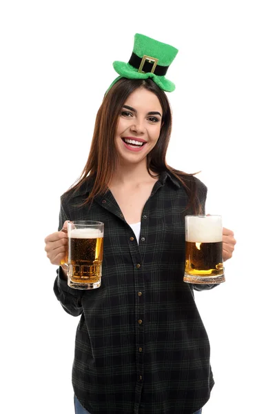 Mulher bonita com chapéu verde e canecas de cerveja no fundo branco. Celebração do Dia de São Patrício — Fotografia de Stock