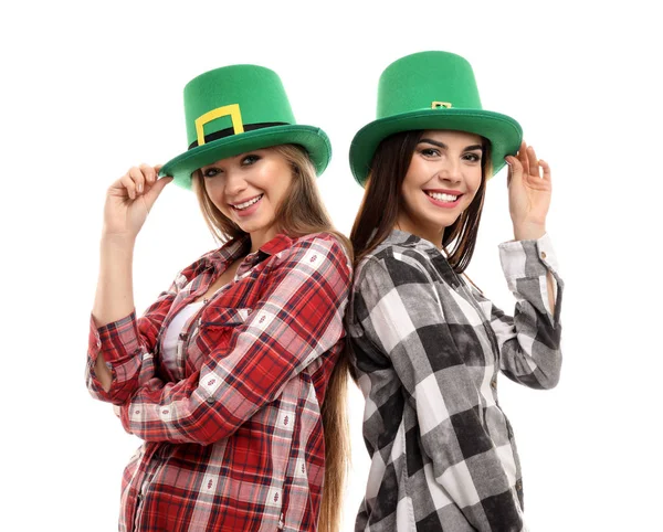 Lindas mulheres jovens em chapéus verdes no fundo branco. Celebração do Dia de São Patrício — Fotografia de Stock