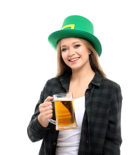 Красивая молодая женщина в зеленой шляпе и кружке пива на белом фоне. Празднование Дня Святого Патрика — стоковое фото