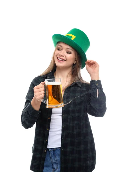 Mulher bonita com chapéu verde e caneca de cerveja no fundo branco. Celebração do Dia de São Patrício — Fotografia de Stock