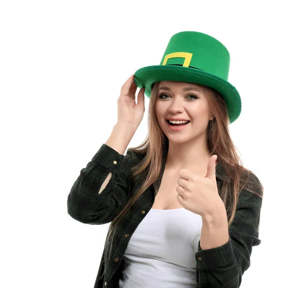 Hermosa joven con sombrero verde mostrando gesto de pulgar hacia arriba sobre fondo blanco. Celebración del Día de San Patricio — Foto de Stock
