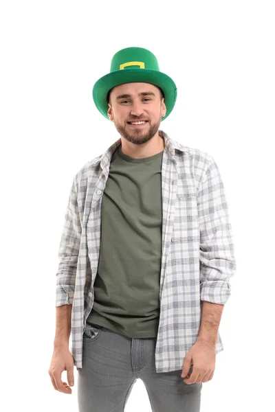 Pohledný mladý muž v zeleném klobouku na bílém pozadí. Oslava dne svatého Patrika — Stock fotografie