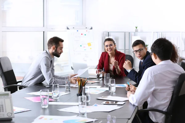 Gençler iş toplantısı ofiste