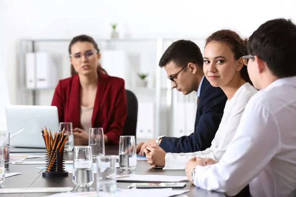 Jongeren met zakelijke bijeenkomst in kantoor — Stockfoto