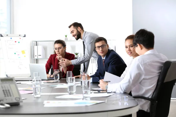 Jóvenes que tienen una reunión de negocios en la oficina —  Fotos de Stock