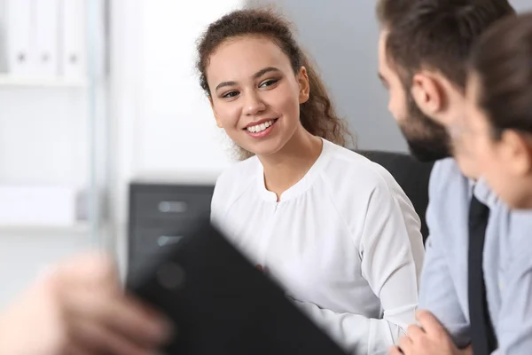 Jóvenes que tienen una reunión de negocios en la oficina — Foto de Stock