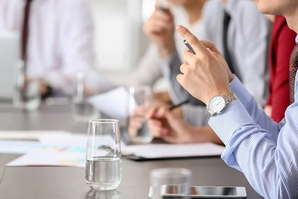 Joven hombre de negocios en reunión en el cargo — Foto de Stock