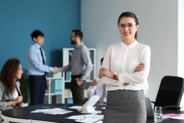 Office toplantıda genç iş kadını