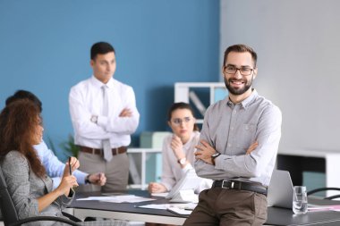 Office toplantıda genç işadamı