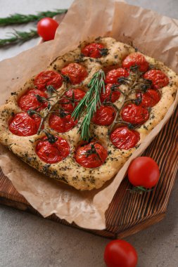 Lezzetli FOCACCE çeşitleri gri tablo ile ahşap tahta