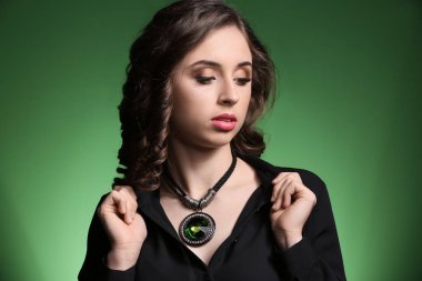 Güzel takı renk arka plan üzerinde olan kadın