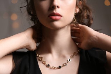Güzel takı, closeup ile genç kadın