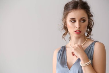 Güzel inci takı üzerinde açık renkli olan kadın