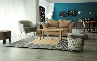 Modern stüdyo dairesinin içi.