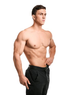 Beyaz arka plan üzerinde kas vücut geliştirmeci