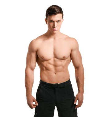 Beyaz arka plan üzerinde kas vücut geliştirmeci